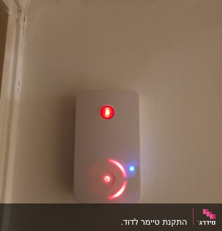 מכשיר חשמלי עם אורות אדומים וכחולים